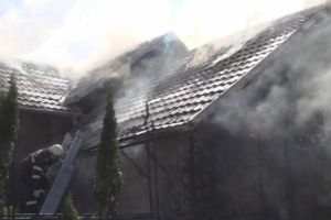 Incendiu puternic şi explozii la recipiente inflamabile, într-o casă din Burdujeni