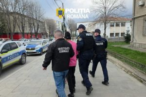 Știri Constanta: Un barbat si doi minori ar fi autorii unor furturi din parcari si cimitirul din Medgidia. Barbatul, de 47 de ani, retinut 