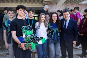 Nicuşor Dan s-a întâlnit, la Timişoara, cu elevii din lotul naţional de robotică