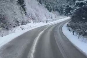 Ninsori viscolite la munte. Drumarii intervin cu utilaje şi antiderapant