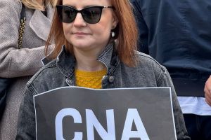 Protest spontan în fata sediului CNA impotriva deciziei abuzive de închidere a televiziunii Realitatea!