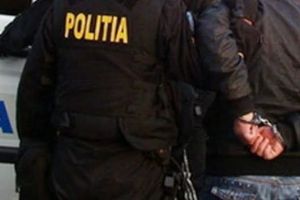 Tatăl băiatului care a pus pe jar Poliţia, reţinut de poliţişti