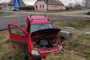 Accident în judeţ: După ce a băut câteva pahare, un sătmărean a ajuns cu maşina direct în şanţ