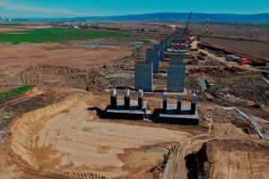 VIDEO | Viaductul feroviar de la Nicolae Bălcescu prinde contur pe Autostrada Moldovei (A7). Cum arată lucrările după o lună