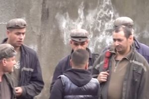 Peste 100 de mineri refuză să mai coboare în subteran