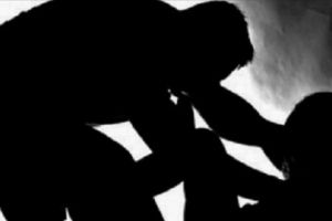 Intervenţie în forţă a poliţiştilor: individ reţinut după ce a intrat peste o femeie în locuinţă, încercând să o violeze