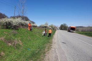 Echipele DRDP Craiova curăţă drumurile naţionale