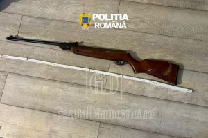 DÂMBOVIȚA: Armă deţinută ilegal, descoperită de poliţişti în urma unor percheziţii la Bucşani
