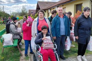 FOTO. Bucurie înainte de Paşte la Fundaţia „Pentru Voi”. Sute de persoane cu dizabilităţi au primit pachete tradiţionale