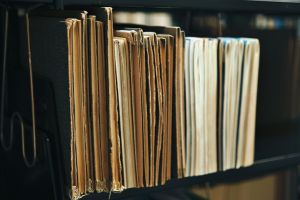 Lectia de istorie de Ziua Romilor: CNSAS scoate la lumina memoriul lui Ion Cioaba catre Ceausescu pentru despagubirile victimelor Holocaustului