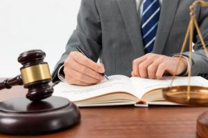 Scandalos: O varstnica, lovita cu pumnii de un individ care i-a patruns in casa si ar fi incercat s-o violeze! Judecatoria Constanta se pregateste sa dea sentinta 