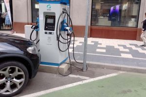 Primăria Timişoara mai instalează 21 de staţii de încărcare pentru maşinile electrice. A găsit, după doi ani, constructor