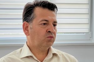 Managerul spitalului din Caransebeş, trimis la subsol să scape de mizerie!