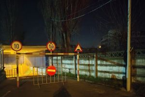 Oneşti: Un bărbat s-a apucat să închidă pasajul din zona gării, blocând circulaţia