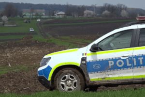 Bărbat bătut cu pumnii, picioarele şi o rangă, într-o zonă izolată din Satu Mare. Agresorii i-ar fi incendiat ferma