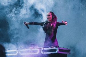 Din Satu Mare, în faţa a zeci de mii de oameni: DJ Bia, artista căreia Marius Moga i-a spus că nu are talent, mixează acum pe marile scene