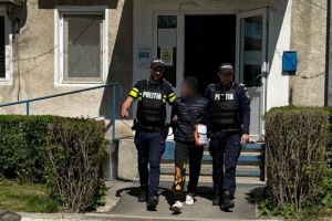 Bărbaţi acuzaţi că au îngropat dolari în faţa unui bloc din Motru, reţinuţi pentru un furt colosal