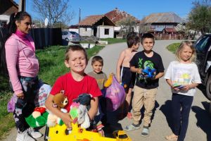 Caravana „Gorjeanul”, la copiii din Drăguţeşti, în Miercurea Mare