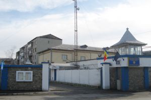 Paşte după gratii: meniuri speciale şi slujbe pentru sutele de deţinuţi de la Penitenciarul Târgu Jiu