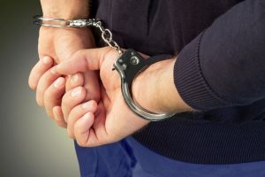 Arestat pentru tentativă de viol şi violare de domiciliu