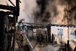 Incendiu la două locuinţe din Asău, lichidat de pompierii băcăuani