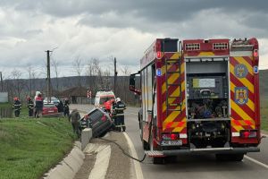 FOTO Accident pe un drum judeţean din Botoşani! O femeie a rupt cu maşina un stâlp de electricitate