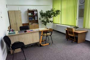 FOTO Doi cunoscuţi oameni de afaceri din Botoşani, soţi şi soţie, au donat mobilier pentru un centru de plasament