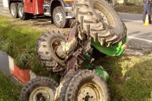 Tragedie! Un bărbat a murit după ce s-a răsturnat cu tractorul. Șoferul era băut