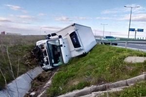 Accident grav pe DEx12. Un camion s-a răsturnat, traficul este restricţionat