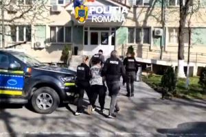 Doi barbati retinuti pentru uciderea unui caine