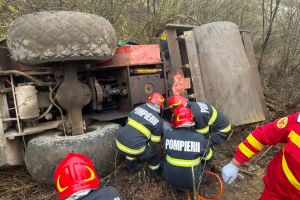 Accident de muncă grav pe şantierul de la barajul Leşu, în Bihor: muncitor prins sub un utilaj răsturnat într-o râpă. UPDATE: Bărbatul a murit