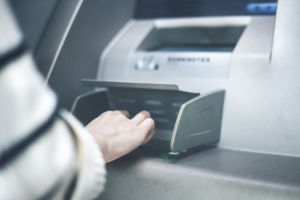 Program banci Paste 2026: Unde poti face operatiuni la ghiseu in perioada 10–13 aprilie 2026