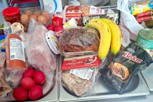 Pachete cu alimente traditionale oferite beneficiarilor Cantinei de ajutor social din Constanta