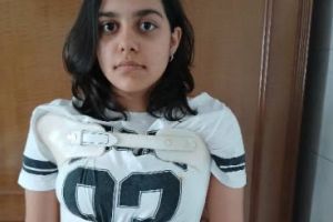 Lupta unei fetiţe de 13 ani pentru a respira. Sara poartă o cruce grea