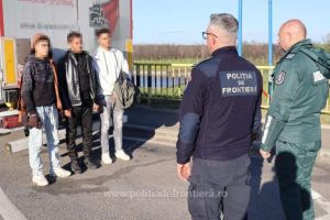FOTO. Trei cetateni egipteni depistati, ascunsi intr-un autocamion, la Calafat