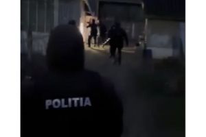 VIDEO Șapte percheziţii într-o comună din Botoşani. Ce au căutat anchetatorii
