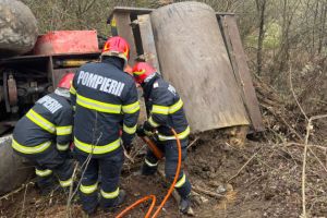 FOTO/VIDEO. Angajat al unei firme din Satu Mare, decedat. S-a răsturnat un utilaj peste el.