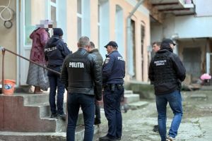 FOTO & VIDEO Razii de amploare cu poliţişti, jandarmi şi luptători SAS în Centrul Istoric, Parcul Tineretului şi Piaţa Centrală