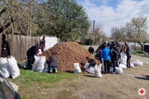 Sute de tone de cartofi au ajuns la persoane vulnerabile din judeţul Vrancea