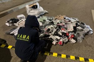 Marfuri suspecte a fi contrafacute, in valoare de aproximativ 3 milioane de lei depistate la frontiera