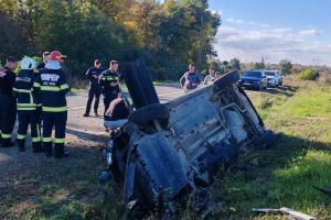 Acum! Maşină răsturnată în judeţul Argeş