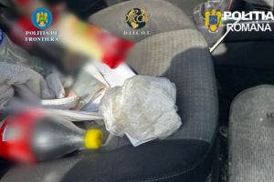 FOTO: Suspecti de trafic de droguri, retinuti pentru 30 de zile! Ce au gasit anchetatorii in locuintele acestora