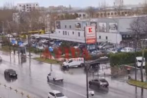 VIDEO: Fenomene meteo ciudate la Constanta! Ploaie cu grindina in zona ICIL, innorat in Tomis Nord