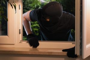 2 bărbaţi „au dat spargerea” într-un container de marfă din Codlea. Au furat alimente şi băuturi în valoare de 2.000 de lei