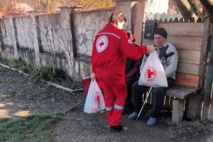 Caravana de Paşte a Crucii Roşii ajunge la persoane vulnerabile din Bacău