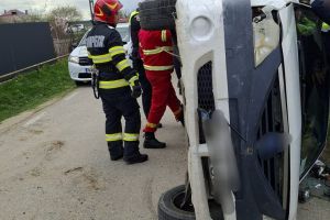 Accident grav în Argeş, persoană blocată în autoturism!
