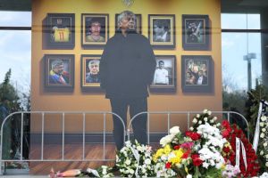 Fostul presedinte, Traian Basescu, la catafalcul antrenorului Mircea Lucescu - RESPECT pentru Mircea Lucescu“