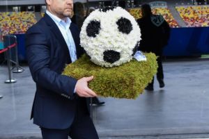 Coroana de flori speciala, in forma de minge de fotbal, adusa de primarul general al Capitalei la catafalcul lui Mircea Lucescu