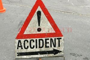 O fată a fost accidentată de o maşină după ce, dezechilibrată de un coleg, a ajuns pe ...