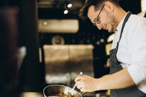 Tinerii bucătari din Banat, invitaţi să intre în competiţia europeană a gustului